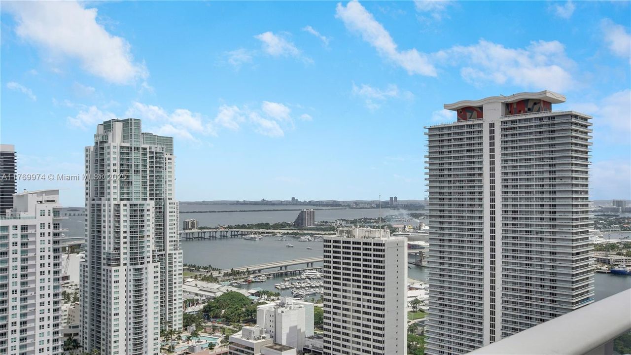 Recently Rented: $3,400 (2 beds, 2 baths, 977 Square Feet)