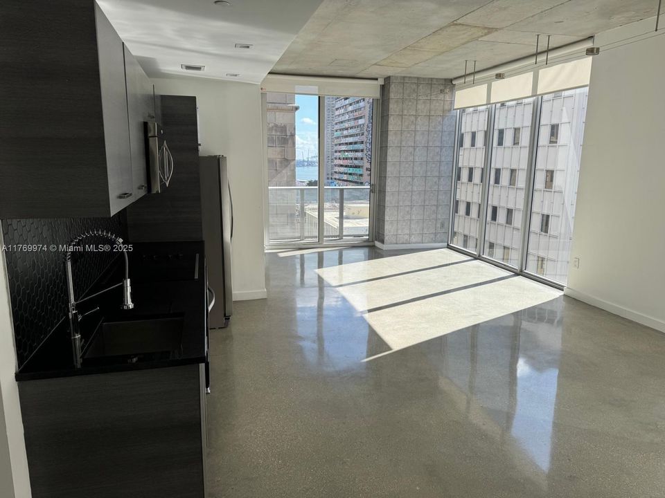 Recently Rented: $3,400 (2 beds, 2 baths, 977 Square Feet)