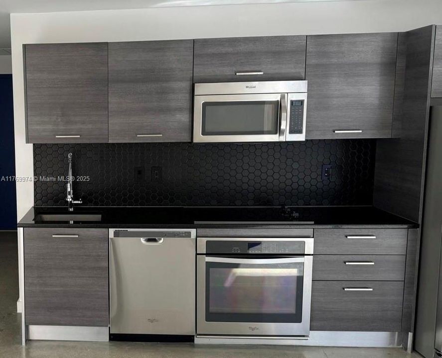 Recently Rented: $3,400 (2 beds, 2 baths, 977 Square Feet)