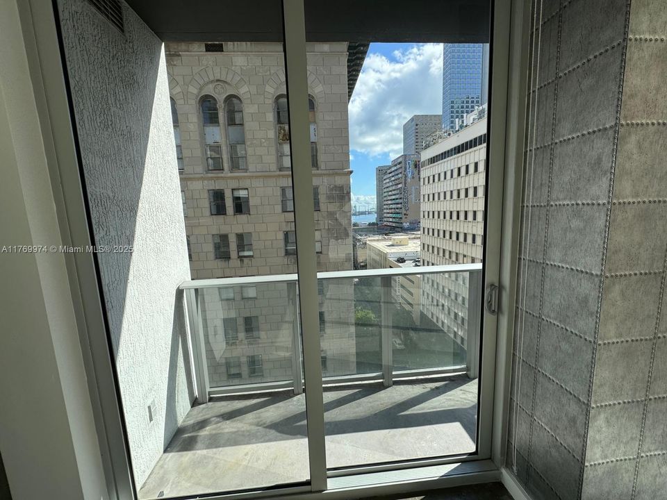 Recently Rented: $3,400 (2 beds, 2 baths, 977 Square Feet)