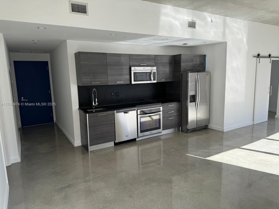 Recently Rented: $3,400 (2 beds, 2 baths, 977 Square Feet)