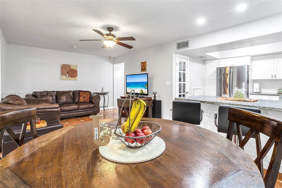 最近售出: $355,000 (3 贝兹, 2 浴室, 1590 平方英尺)