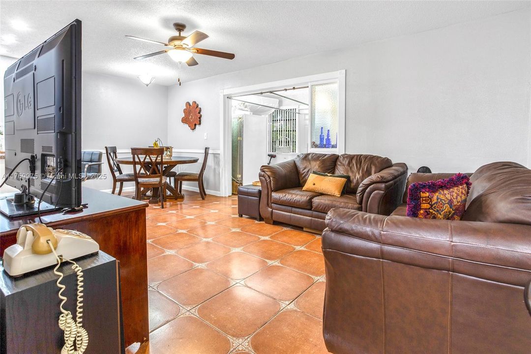 最近售出: $355,000 (3 贝兹, 2 浴室, 1590 平方英尺)