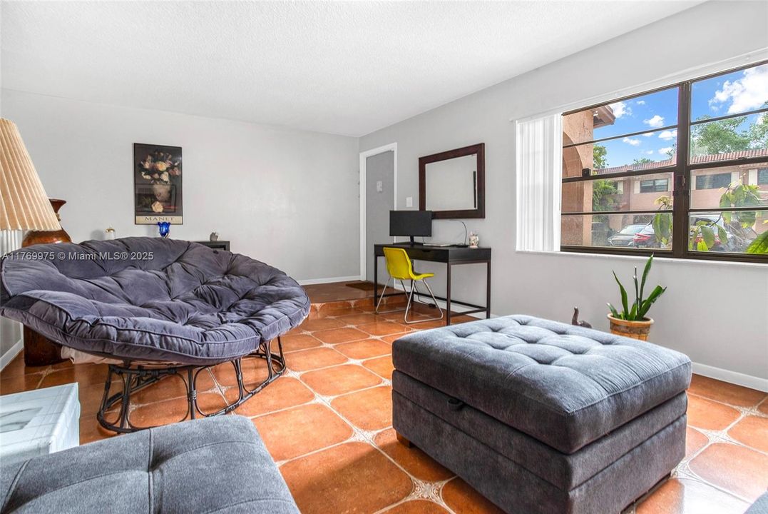 最近售出: $355,000 (3 贝兹, 2 浴室, 1590 平方英尺)