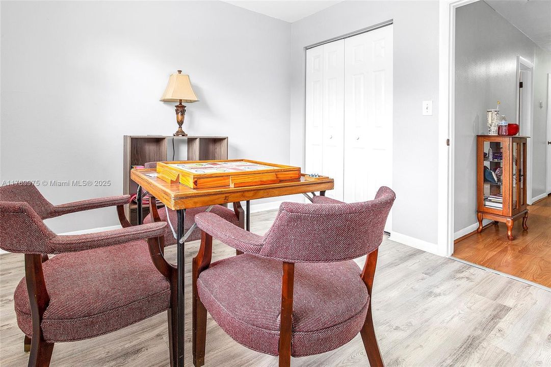 最近售出: $355,000 (3 贝兹, 2 浴室, 1590 平方英尺)