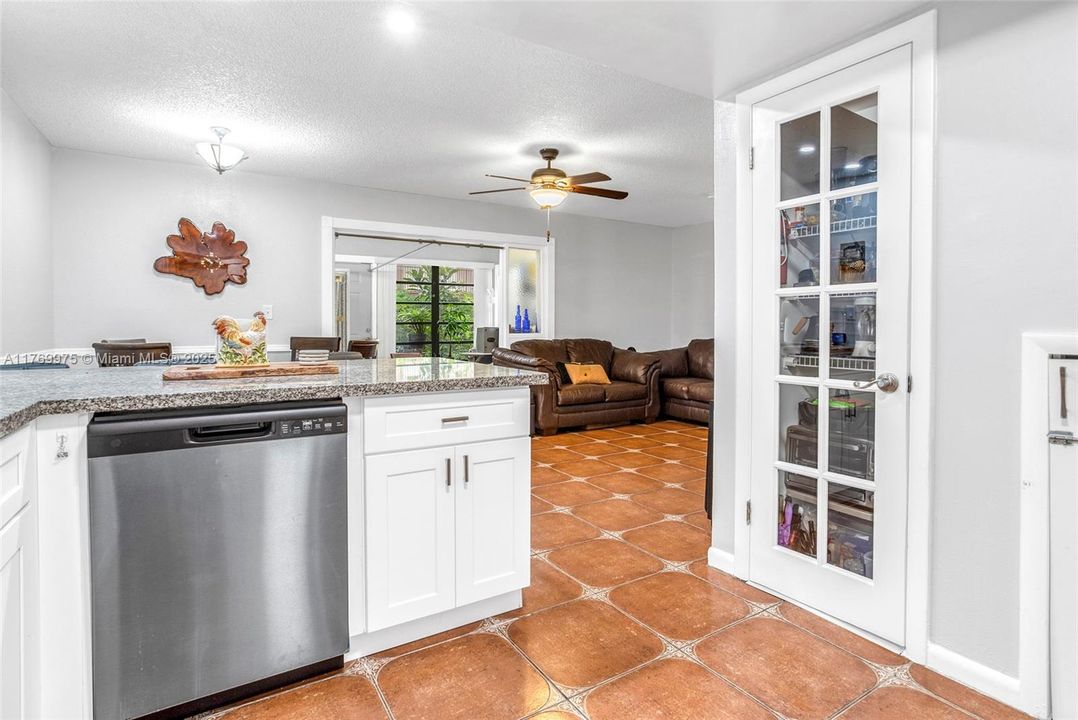 最近售出: $355,000 (3 贝兹, 2 浴室, 1590 平方英尺)