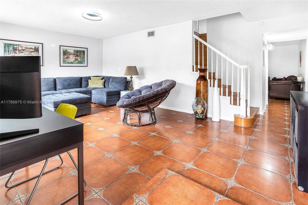 最近售出: $355,000 (3 贝兹, 2 浴室, 1590 平方英尺)