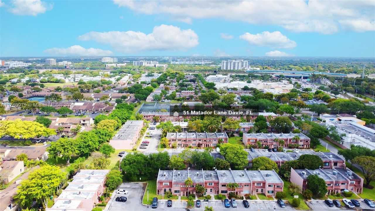 最近售出: $355,000 (3 贝兹, 2 浴室, 1590 平方英尺)