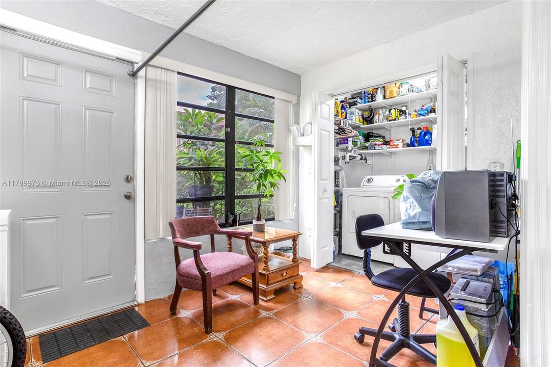 最近售出: $355,000 (3 贝兹, 2 浴室, 1590 平方英尺)