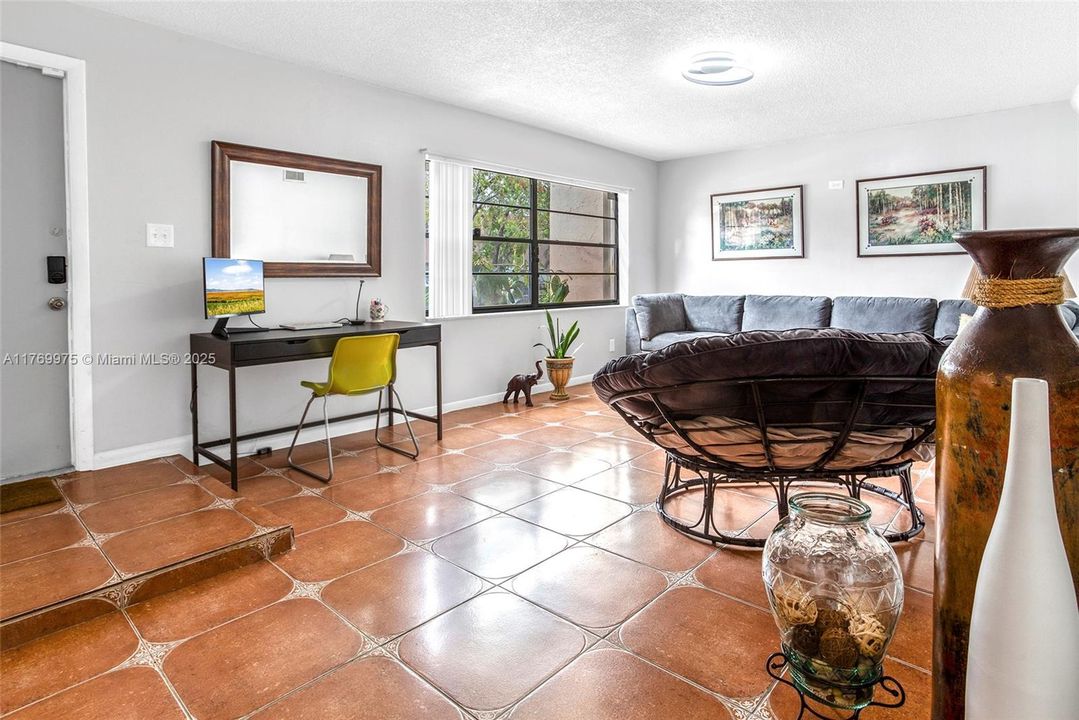 最近售出: $355,000 (3 贝兹, 2 浴室, 1590 平方英尺)