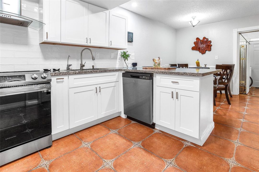 最近售出: $355,000 (3 贝兹, 2 浴室, 1590 平方英尺)