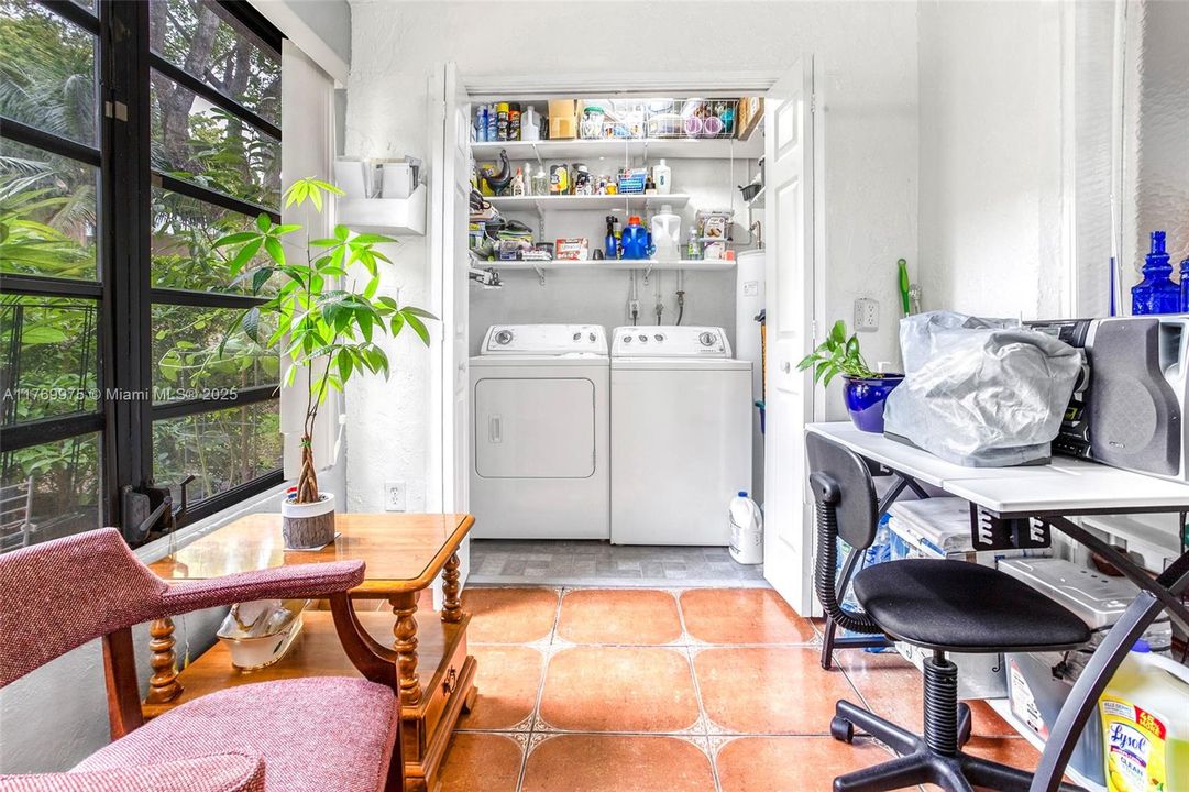 最近售出: $355,000 (3 贝兹, 2 浴室, 1590 平方英尺)