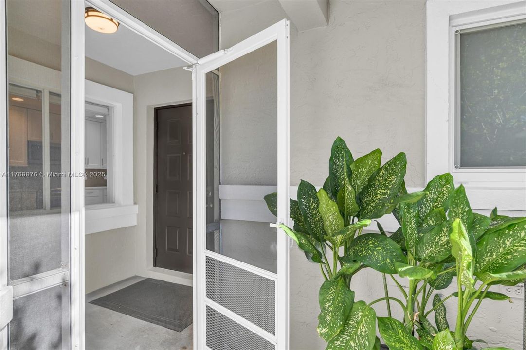 Vendido Recientemente: $609,000 (4 camas, 2 baños, 1842 Pies cuadrados)