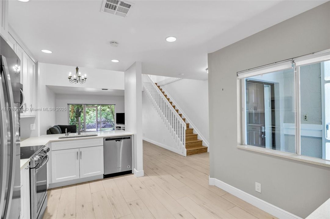 Vendido Recientemente: $609,000 (4 camas, 2 baños, 1842 Pies cuadrados)