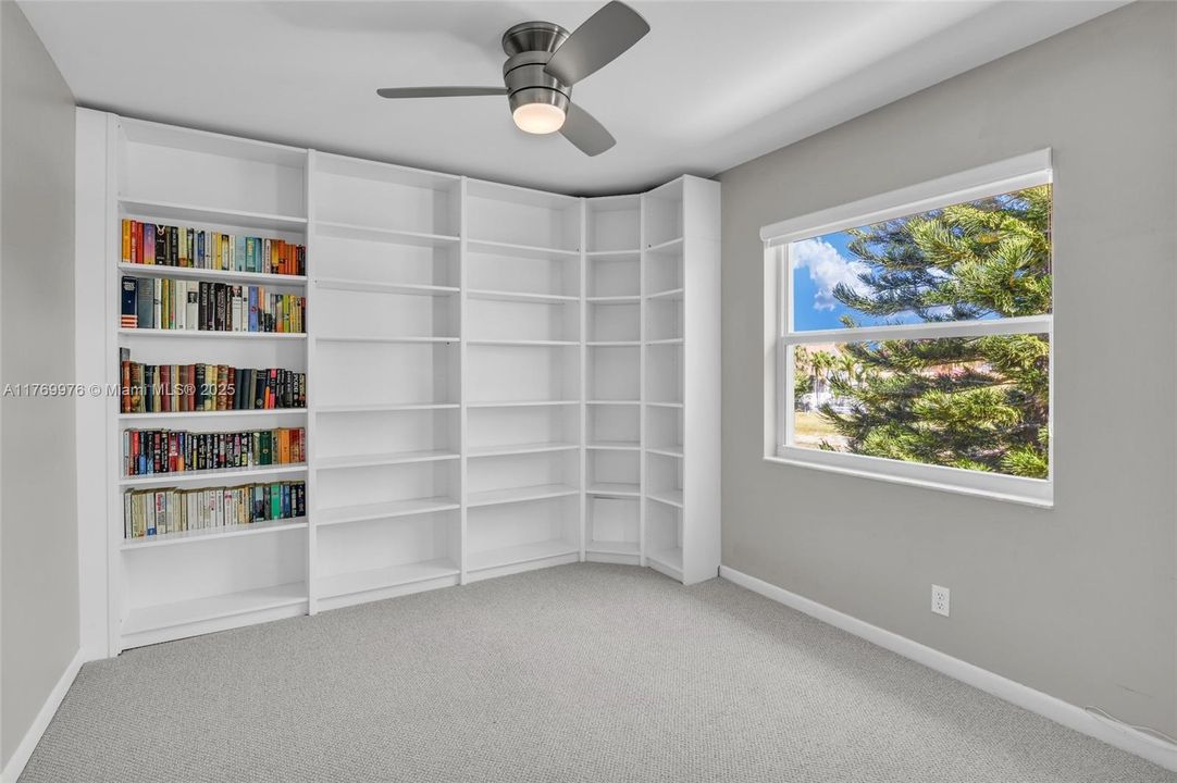 Vendido Recientemente: $609,000 (4 camas, 2 baños, 1842 Pies cuadrados)