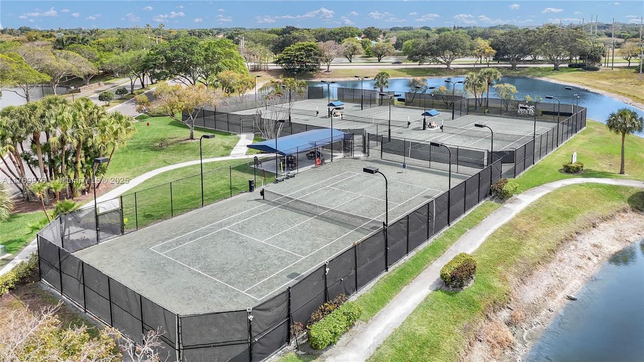 Vendido Recientemente: $609,000 (4 camas, 2 baños, 1842 Pies cuadrados)