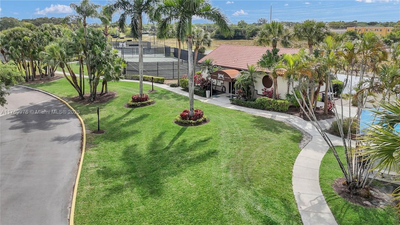 Vendido Recientemente: $609,000 (4 camas, 2 baños, 1842 Pies cuadrados)