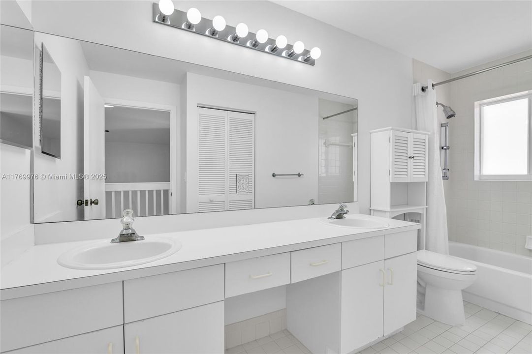 Vendido Recientemente: $609,000 (4 camas, 2 baños, 1842 Pies cuadrados)