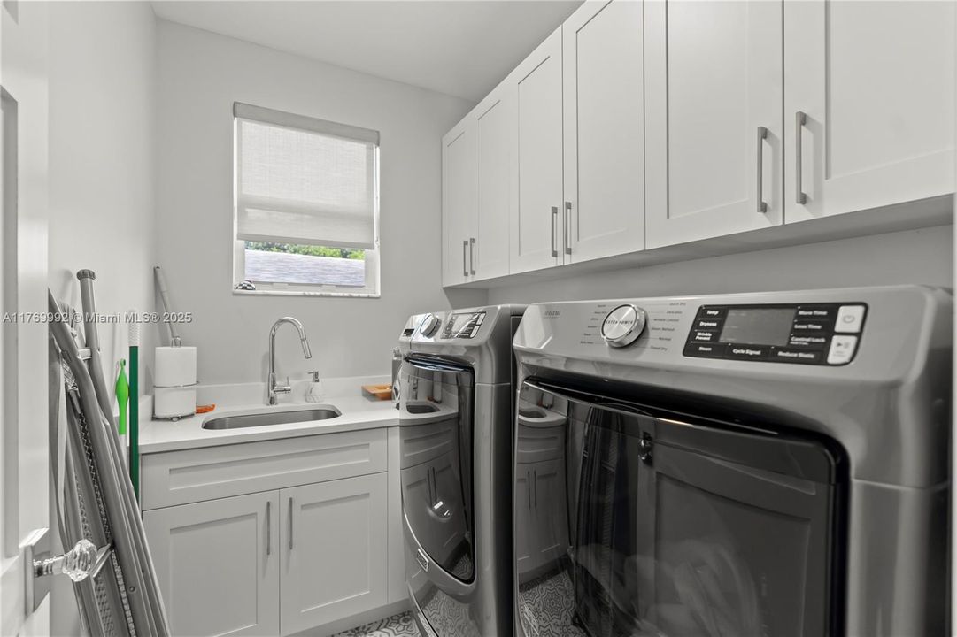 Recently Sold: $1,299,000 (4 beds, 3 baths, 2322 Square Feet)