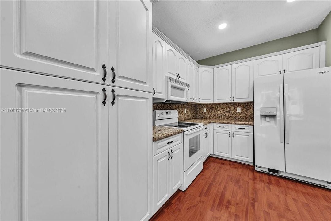 Vendido Recientemente: $680,000 (4 camas, 2 baños, 2054 Pies cuadrados)