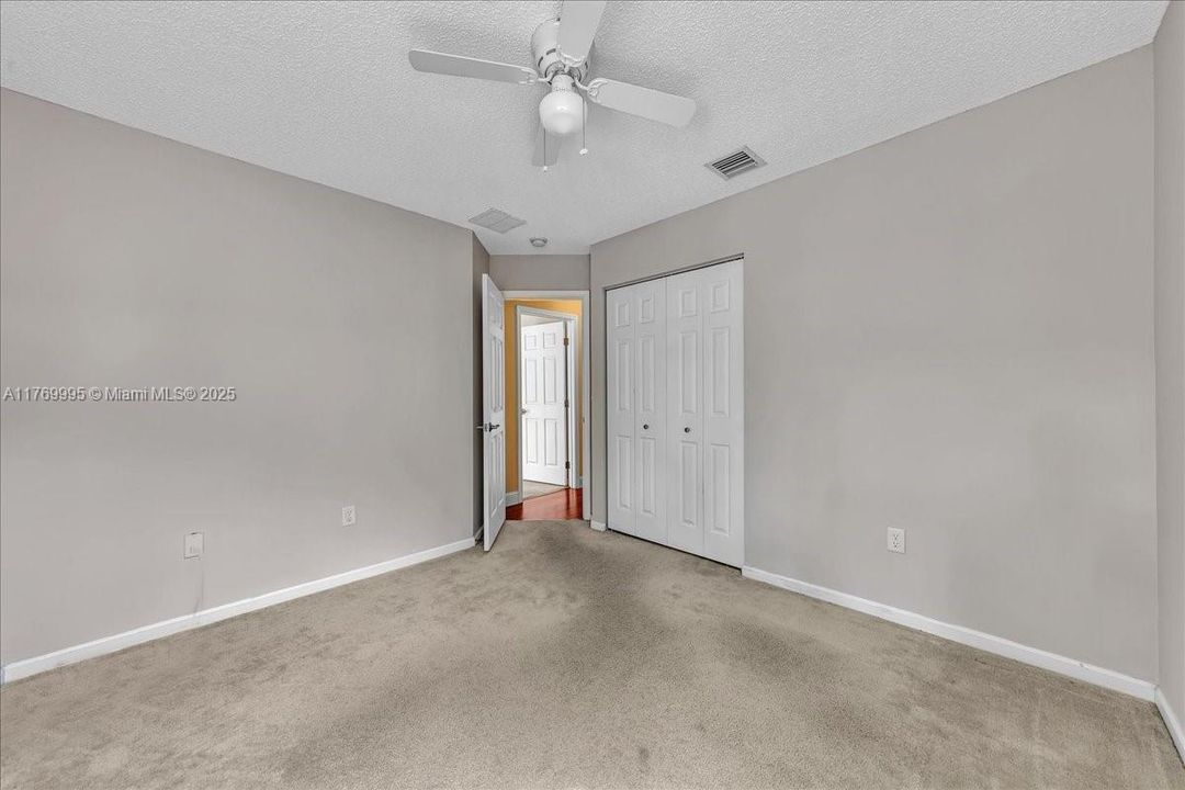 Vendido Recientemente: $680,000 (4 camas, 2 baños, 2054 Pies cuadrados)