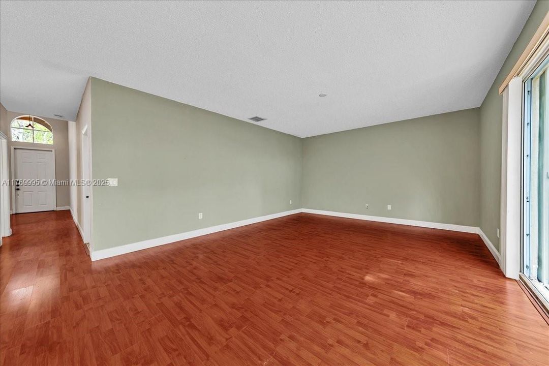 Vendido Recientemente: $680,000 (4 camas, 2 baños, 2054 Pies cuadrados)