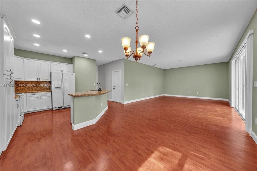 Vendido Recientemente: $680,000 (4 camas, 2 baños, 2054 Pies cuadrados)