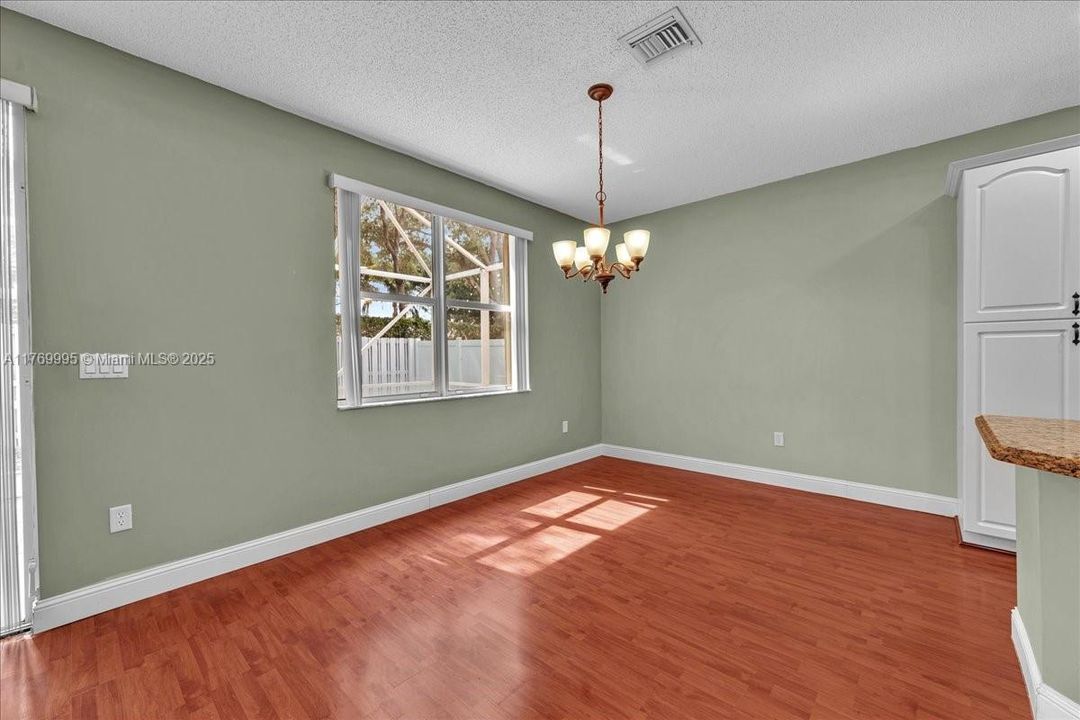 Vendido Recientemente: $680,000 (4 camas, 2 baños, 2054 Pies cuadrados)