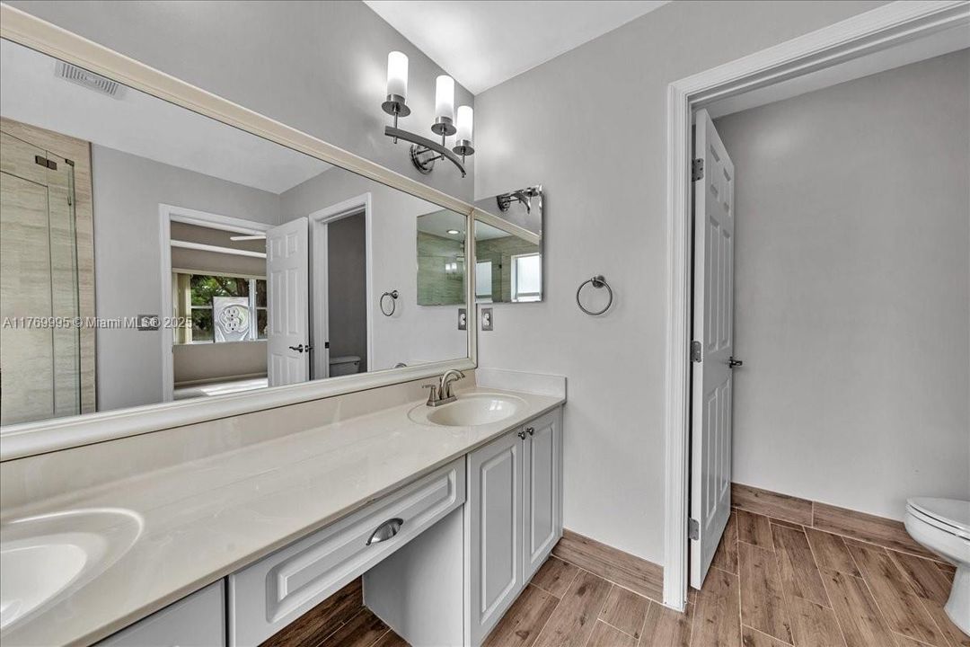 Vendido Recientemente: $680,000 (4 camas, 2 baños, 2054 Pies cuadrados)