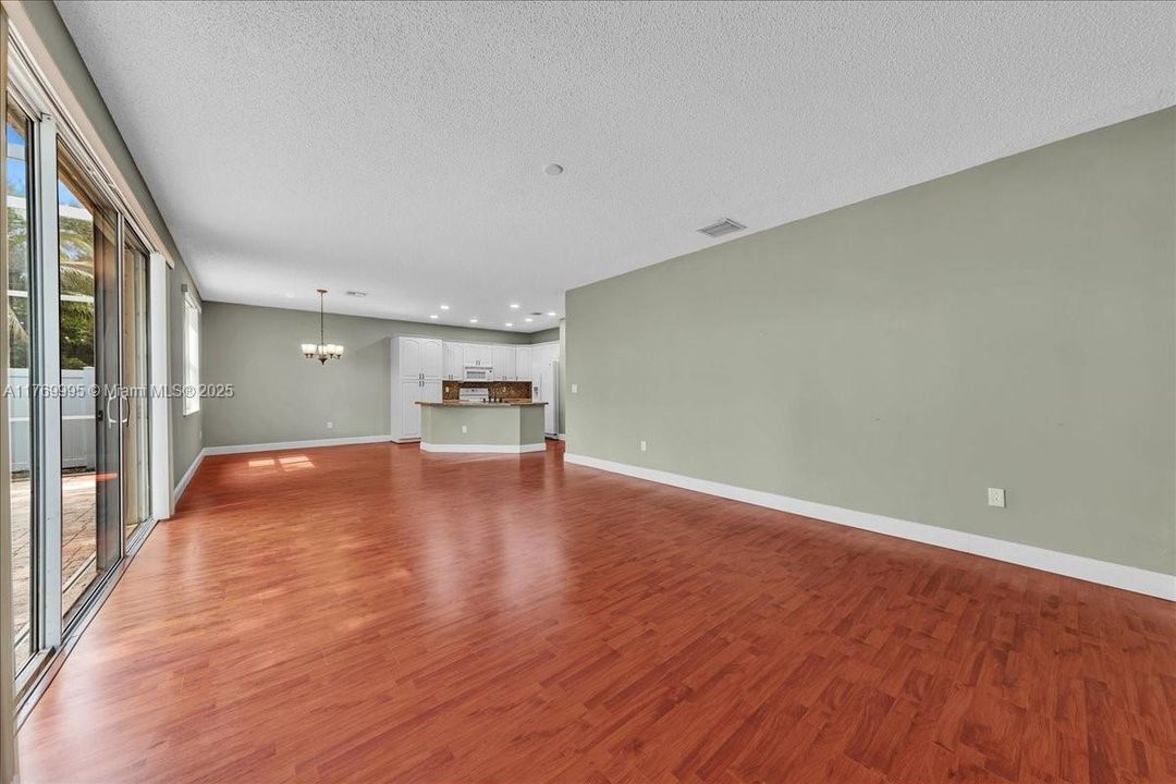 Vendido Recientemente: $680,000 (4 camas, 2 baños, 2054 Pies cuadrados)