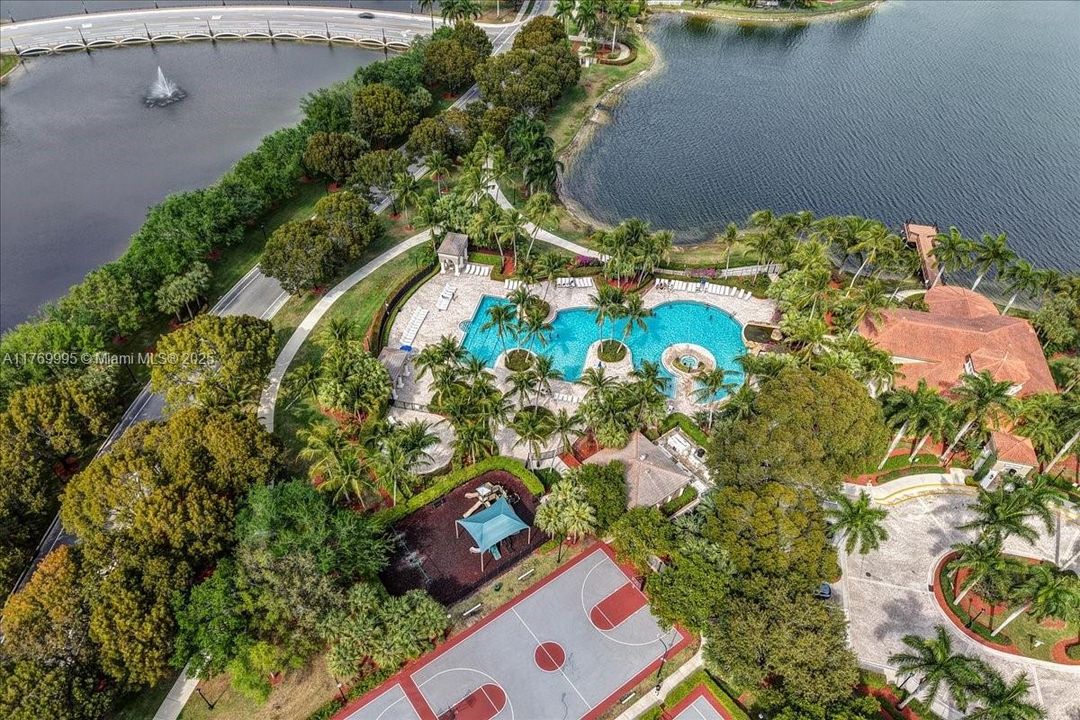 Vendido Recientemente: $680,000 (4 camas, 2 baños, 2054 Pies cuadrados)