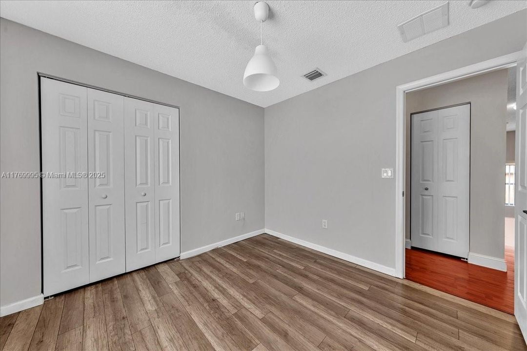 Vendido Recientemente: $680,000 (4 camas, 2 baños, 2054 Pies cuadrados)