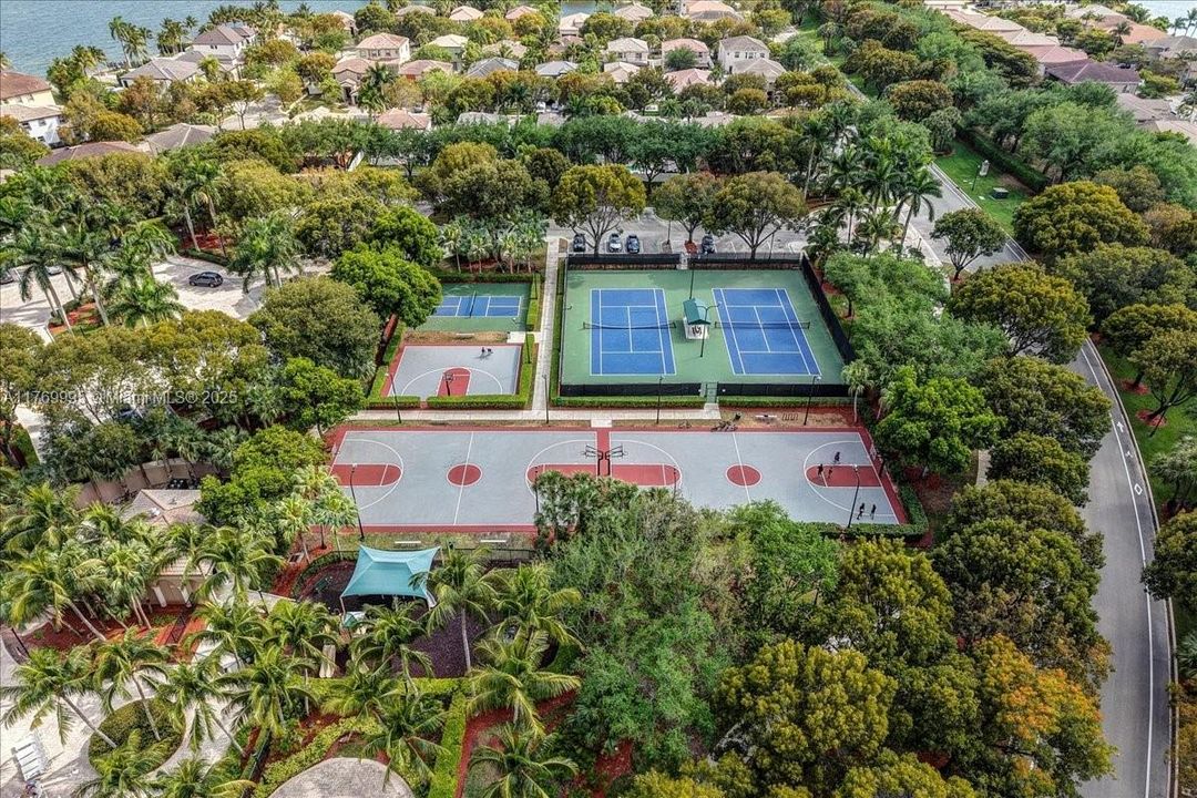 Vendido Recientemente: $680,000 (4 camas, 2 baños, 2054 Pies cuadrados)