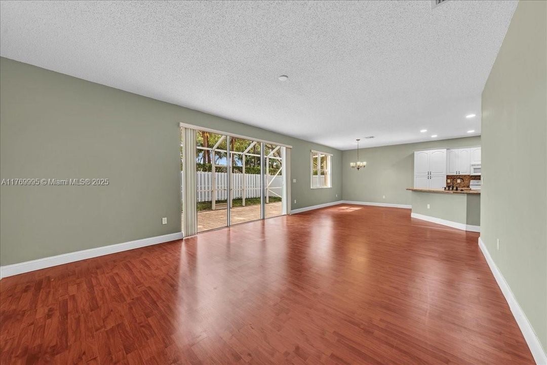 Vendido Recientemente: $680,000 (4 camas, 2 baños, 2054 Pies cuadrados)