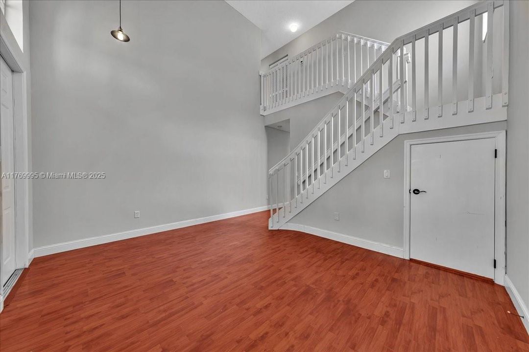 Vendido Recientemente: $680,000 (4 camas, 2 baños, 2054 Pies cuadrados)