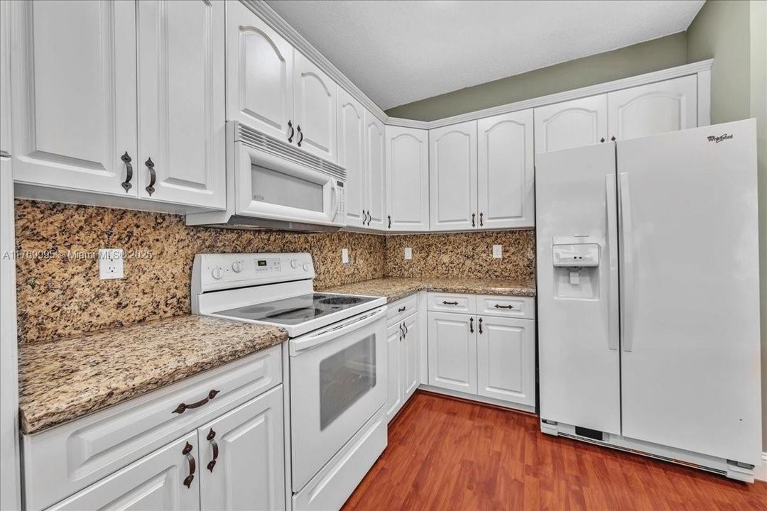 Vendido Recientemente: $680,000 (4 camas, 2 baños, 2054 Pies cuadrados)