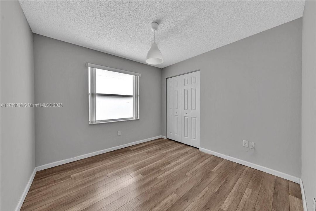 Vendido Recientemente: $680,000 (4 camas, 2 baños, 2054 Pies cuadrados)