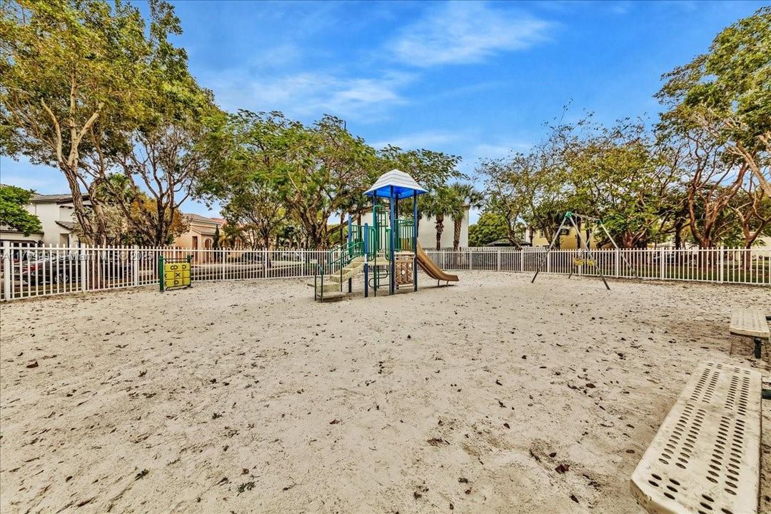 Vendido Recientemente: $680,000 (4 camas, 2 baños, 2054 Pies cuadrados)