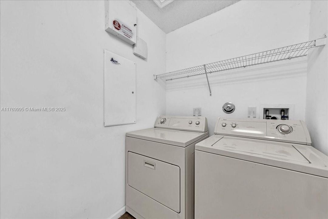 Vendido Recientemente: $680,000 (4 camas, 2 baños, 2054 Pies cuadrados)