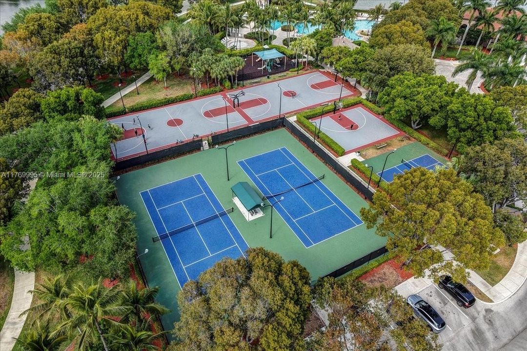 Vendido Recientemente: $680,000 (4 camas, 2 baños, 2054 Pies cuadrados)