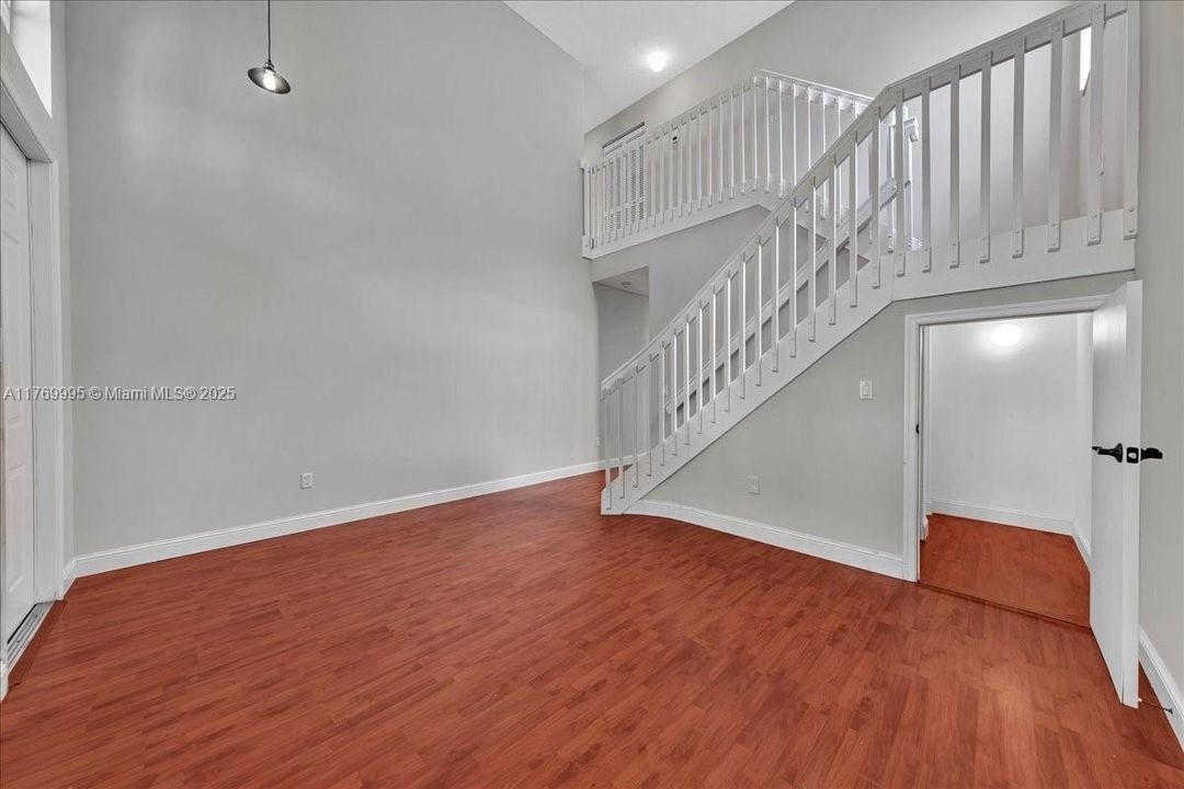 Vendido Recientemente: $680,000 (4 camas, 2 baños, 2054 Pies cuadrados)