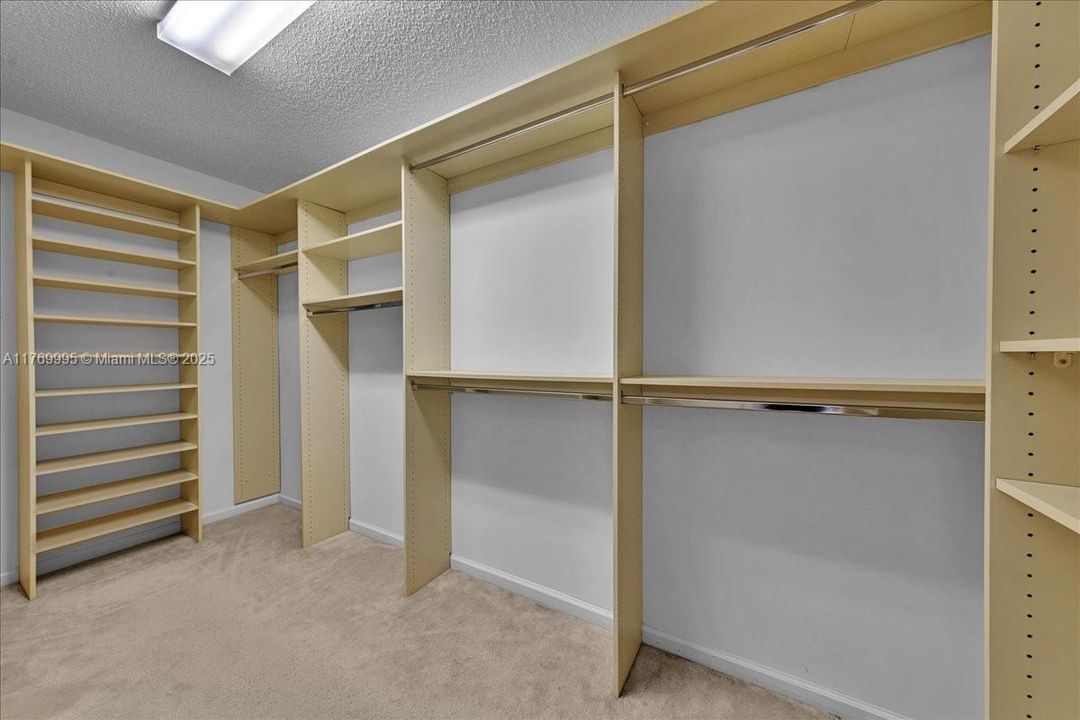 Vendido Recientemente: $680,000 (4 camas, 2 baños, 2054 Pies cuadrados)