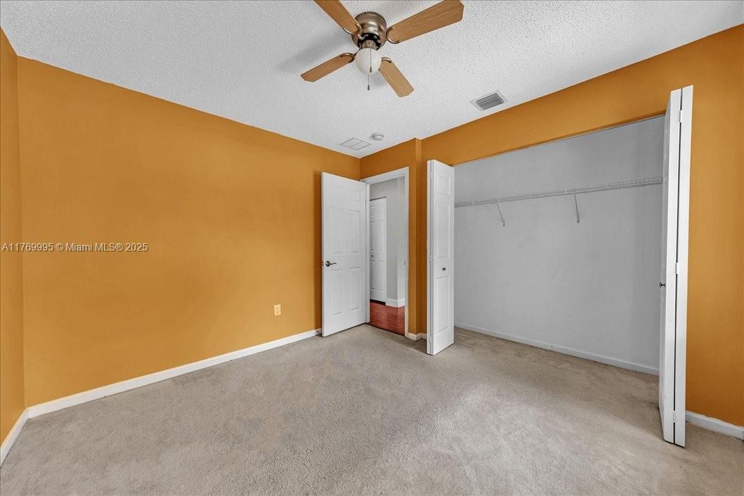 Vendido Recientemente: $680,000 (4 camas, 2 baños, 2054 Pies cuadrados)