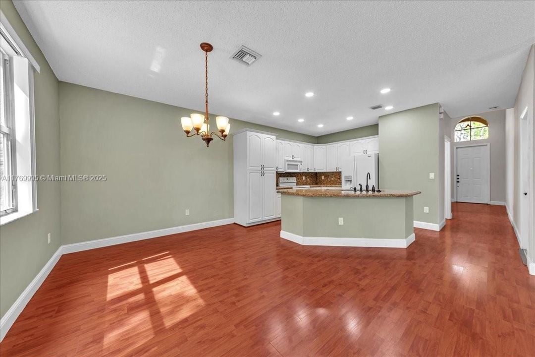 Vendido Recientemente: $680,000 (4 camas, 2 baños, 2054 Pies cuadrados)