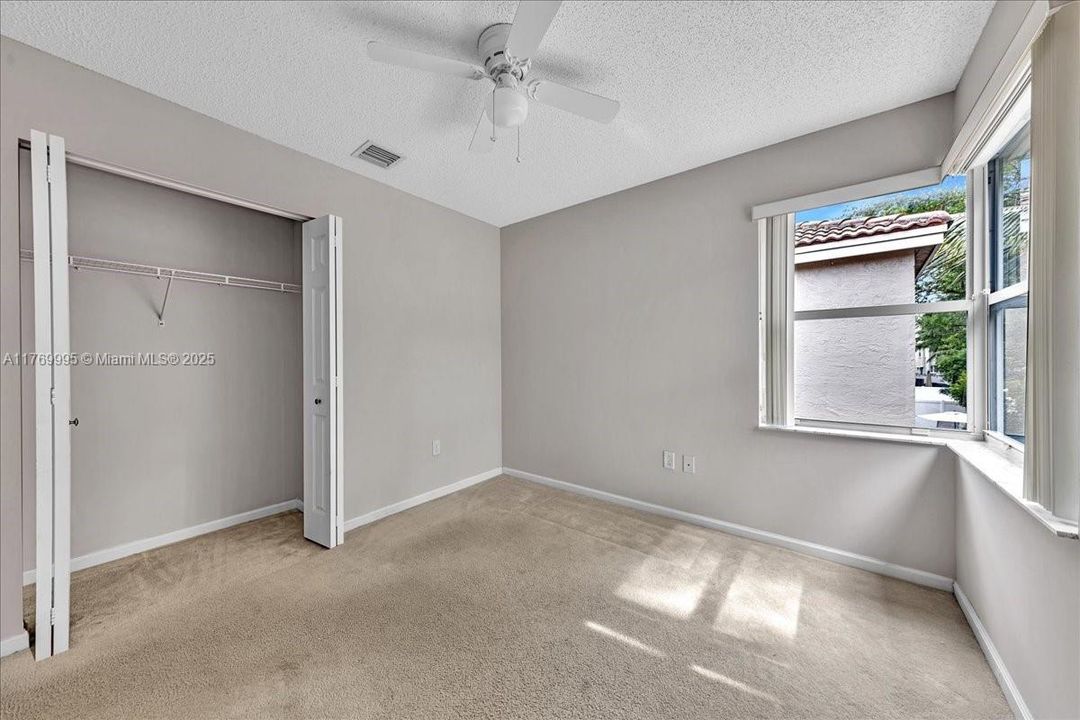 Vendido Recientemente: $680,000 (4 camas, 2 baños, 2054 Pies cuadrados)