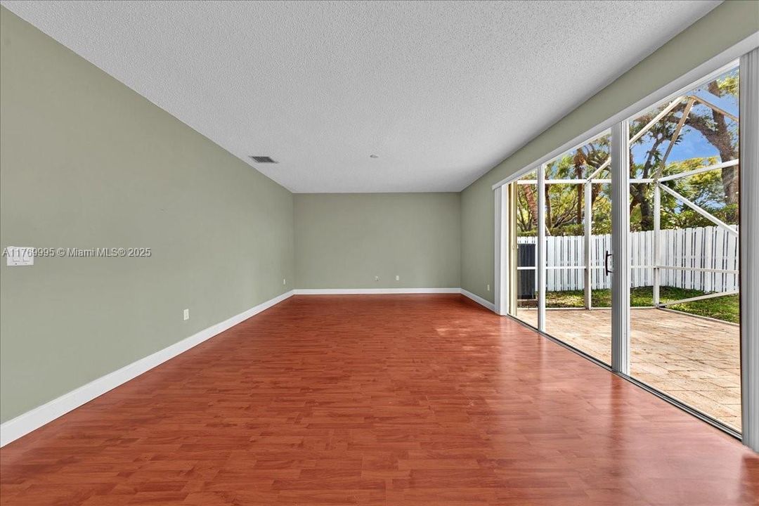 Vendido Recientemente: $680,000 (4 camas, 2 baños, 2054 Pies cuadrados)