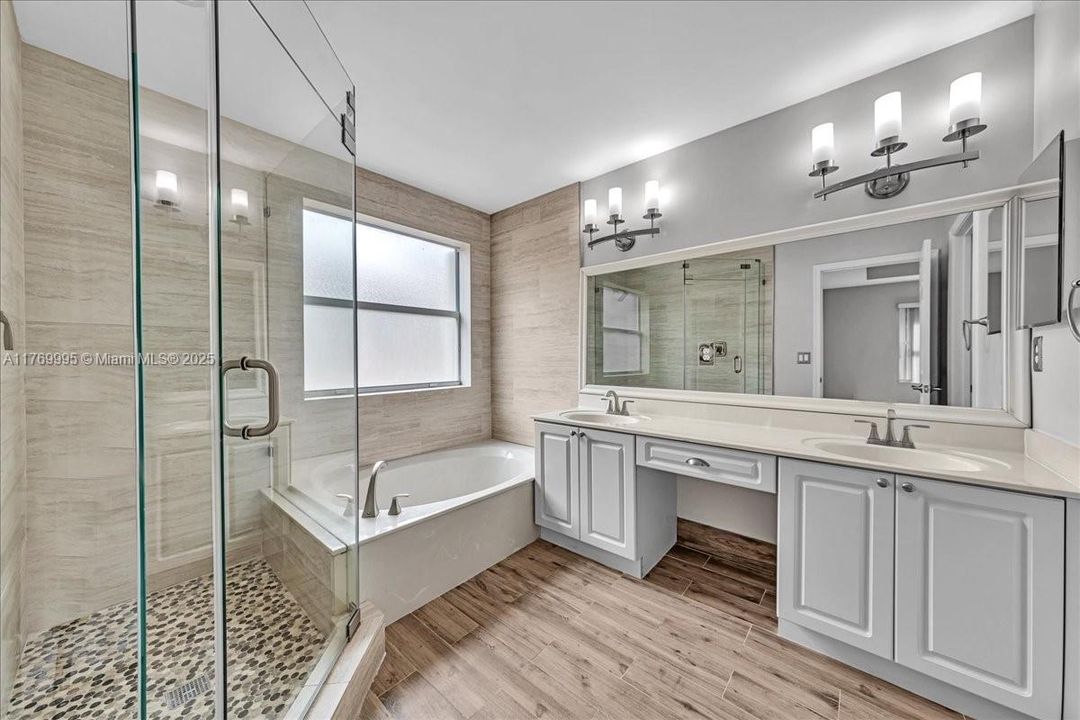 Vendido Recientemente: $680,000 (4 camas, 2 baños, 2054 Pies cuadrados)