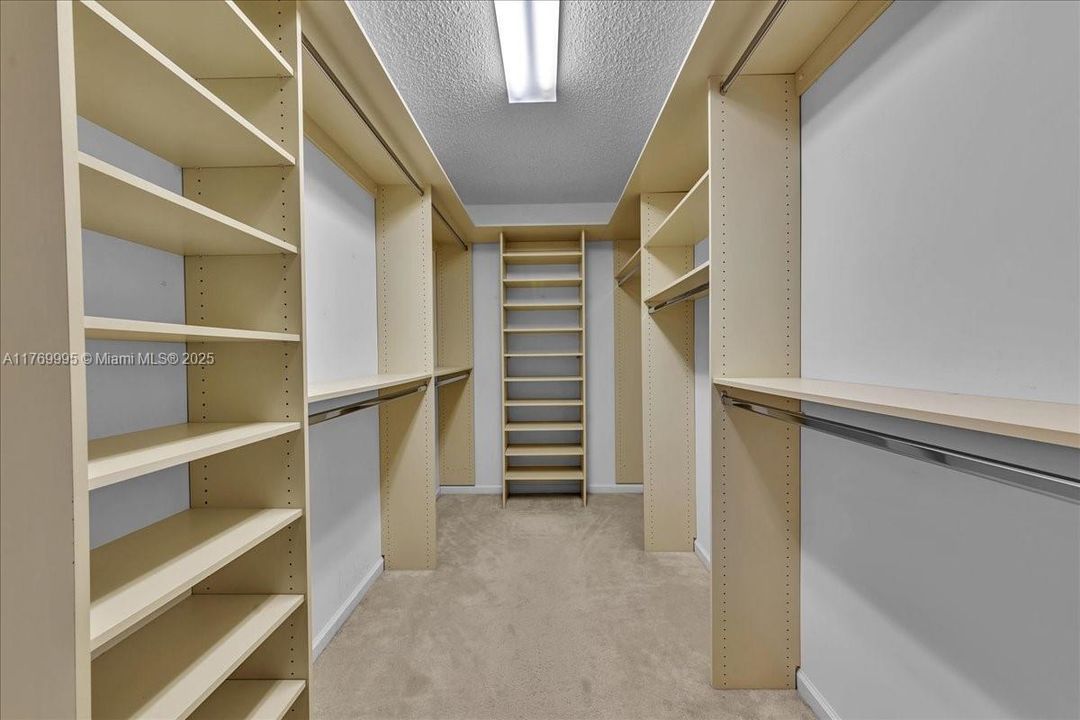 Vendido Recientemente: $680,000 (4 camas, 2 baños, 2054 Pies cuadrados)