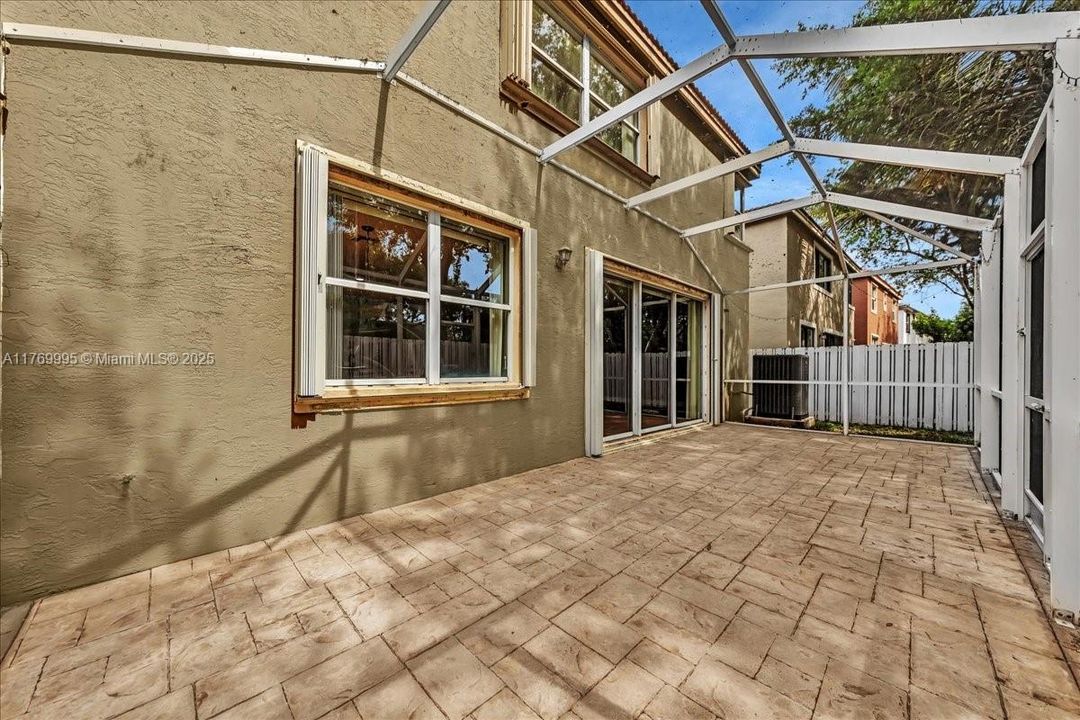 Vendido Recientemente: $680,000 (4 camas, 2 baños, 2054 Pies cuadrados)