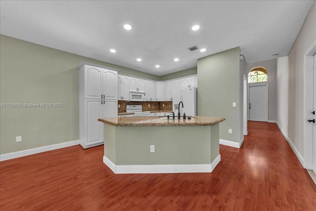 Vendido Recientemente: $680,000 (4 camas, 2 baños, 2054 Pies cuadrados)